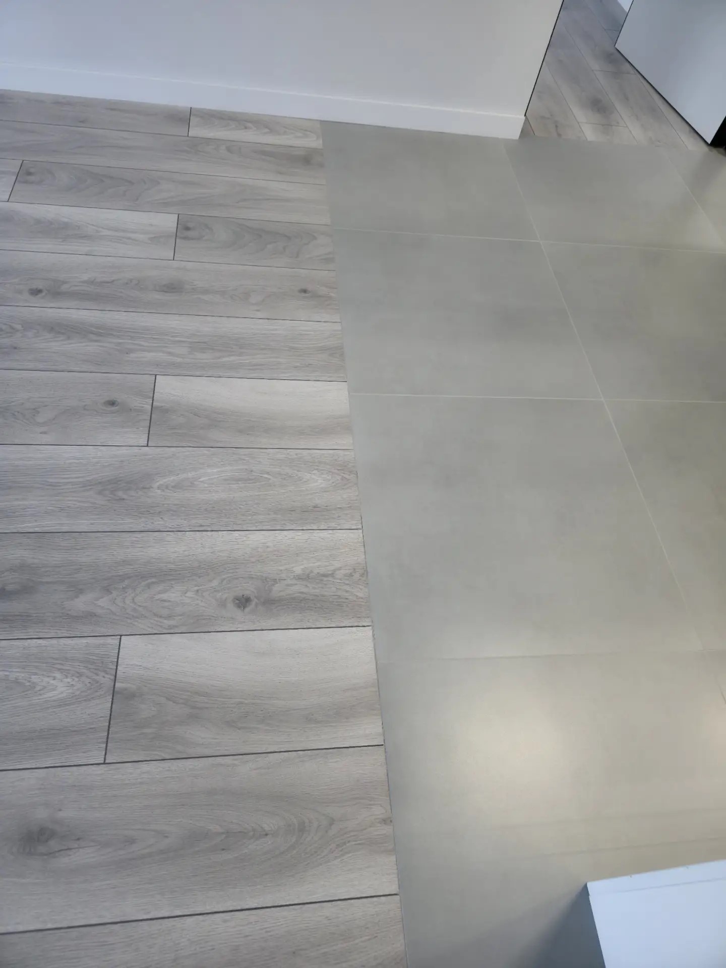 Примыкание напольного покрытия к стене